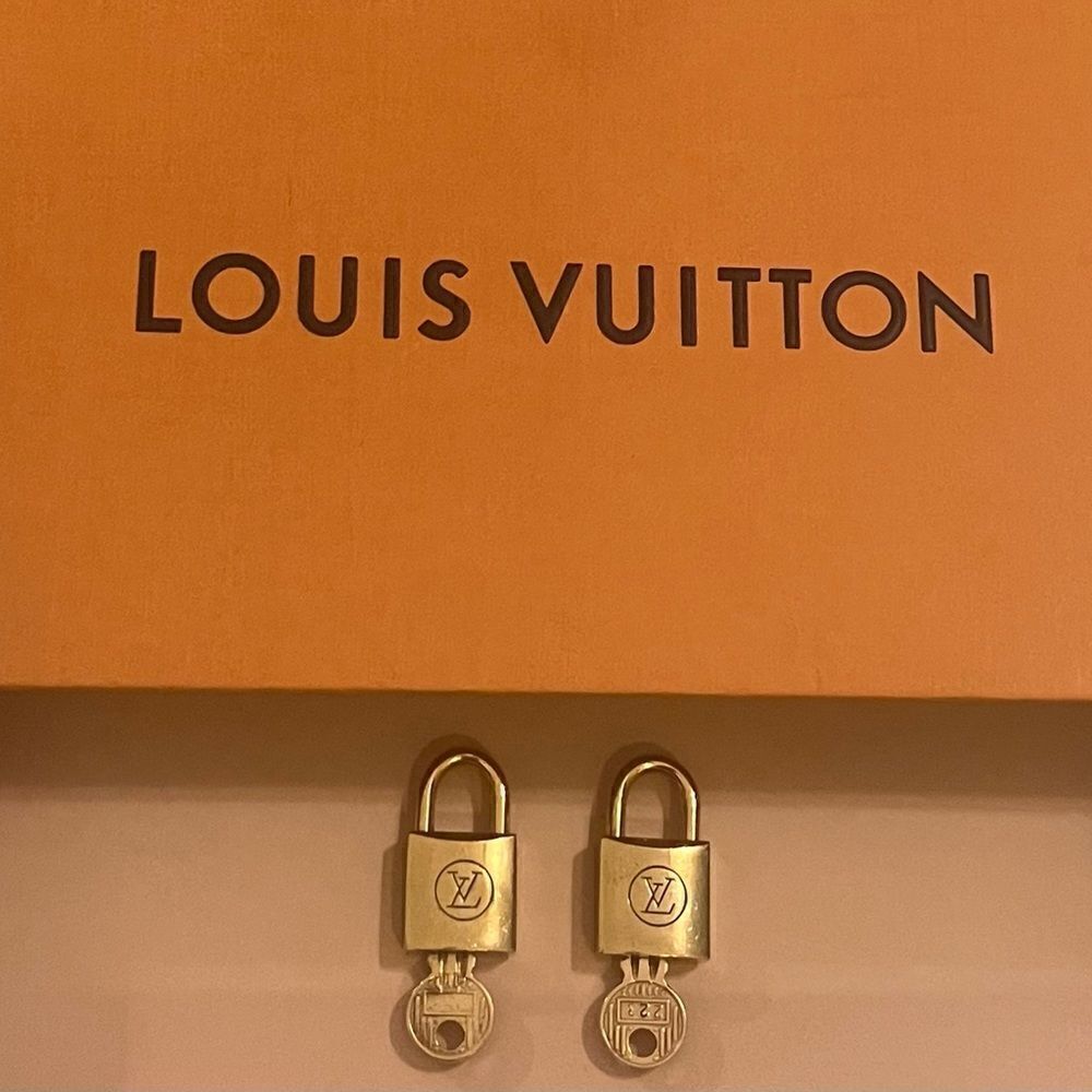 AUTHENTIC VINTAGE LOUIS VUITTON PADLOCK AND KEY